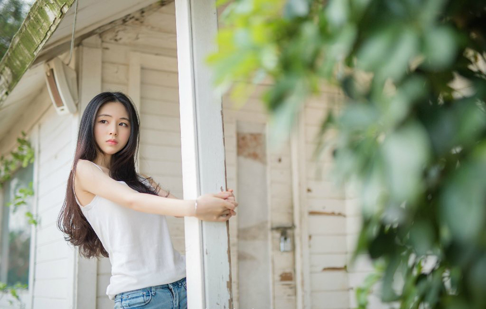 挫折是一块石头，对于弱者来说它是拌脚石，让你停步不前。而对于强者来说它是垫脚石，使你站得更高。